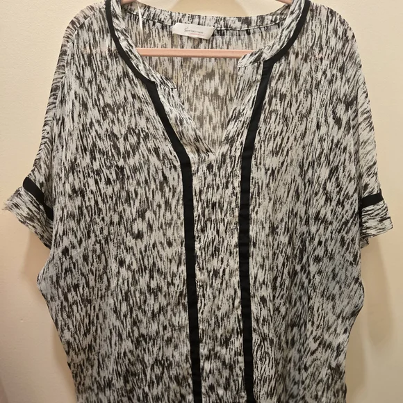 Two By Vince Camuto Black and Cream Blouse - Picture 3 of 6